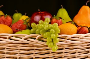 kosz z owocami